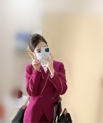 玲娜 165cm/50kg/D杯/24歲 玲娜是一位典雅的空姐，長腿白皙，身材高挑迷人 笑容溫柔、