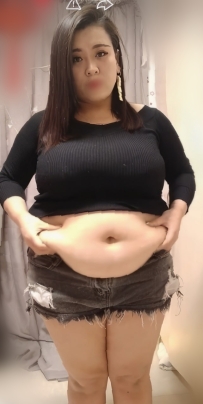 麗娜 162cm  68kg  Fcup  30歲 擁有圓潤的臉龐和一個宛如小山丘般的肚子