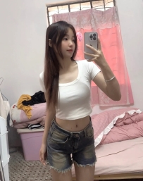 #嬌小可愛青春  皮膚白皙 身材很好  一手抓得住兩個車頭燈  手感還很不錯 很有女友fu~