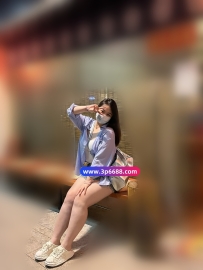 在一個充滿愛的單親家庭裡，名叫小梅。她有一個弟弟，聰明伶俐