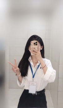 小安 165.49.C.27歲 #行政助理 #溫柔耐看 平常穿著很簡單 襯衫西裝裙乾乾淨淨 講話不