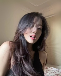 黃依君 162cm / 52kg / D罩杯/ 35歲  單身OL（兼職） 平日套裝上班冷豔主管，私下悶到