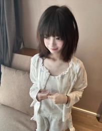 小柚｜18歲｜158cm｜44kg｜B 外表甜美乾淨型 笑起來超治癒 整個人散發青春感 講話軟軟