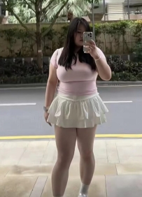 裙裙 164cm 65kg  G奶 25歲  外貌可愛 自己偷偷來兼職 現在是單身 她很少性愛經驗想嘗