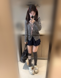 這位世新大學剛上大一的年輕妹妹 一瑄  153cm C奶，18歲，顏值超高 非常文靜，言語輕