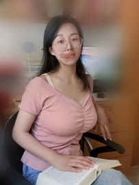 秀芳 163/E/26歲 是一名國小老師  目前也是一個單親媽媽 生孩子期間老公出軌