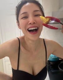 靜怡 163/D/30歲 情趣內衣老闆娘 大奶  很會打扮自己  喜歡穿低胸短裙超性感 ~ 是一個